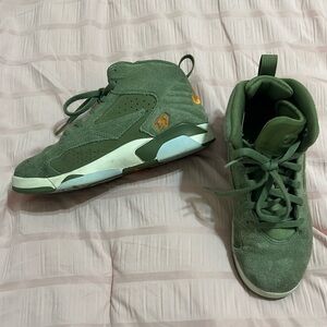 Boys Green Jordan’s sz 1.5